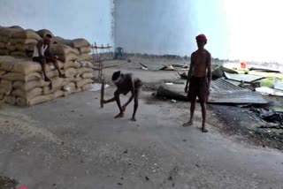 Rain water enters FCI warehouse in bokaro