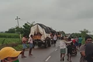 ಊರ ಹೊರಗಡೆ ಟ್ರ್ಯಾಕ್ಟರ್​ನಲ್ಲಿ ಗ್ರಾಮಸ್ಥರ ವಾಸ್ತವ್ಯ