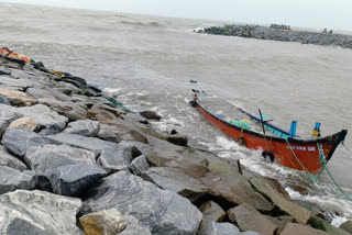 four fishermen missing after boat hits breakwater in karnataka