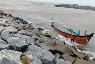 Four fishermen missing after boat hits breakwater in Karnataka