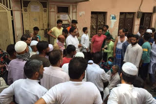 People protest against Mustafabad Assembly MLA regarding the bad conditions of roads and cleanig