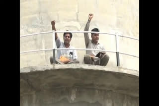 The grandchildren of the freedom fighters climbed on the water tank