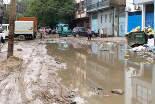 people facing problem due to bad condition of road at mayapuri phase-2 industrial area in delhi