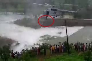 army-helicopter-rescues-young-man-trapped-in-khuntaghat-dam