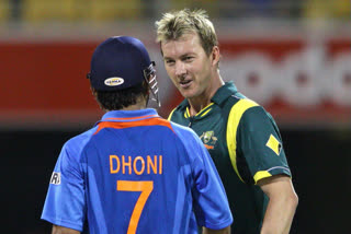 Brett Lee congratulates Dhoni