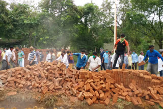 Intensifying agitation at Visva Bharati over erection of a boundary wall around the fairground