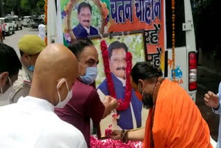 Noida CP Alok Singh pays tribute to former minister Chetan Chauhan