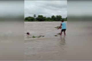 farmers-trapped-in-a-swamp-in-mahabubabad-district