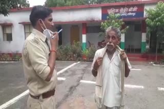 सिपाही ने बुजुर्ग किसान को पीटा.