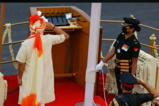 Woman Army officer assists PM Modi in unfurling tricolour