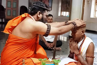 Influenced by Vishvaguru Basavanna: The Muslim youth become 'Sadguru Nijalinga Swamiji'