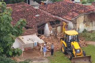 శిథిలావస్థలో ఉన్న ఇళ్లను కూల్చేస్తోన్న పురపాలక సంఘం