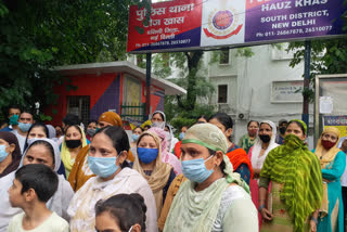 protest of women outside Hauz Khas police station