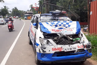 Pathanamthitta  road accident  police car  thiruvalla  patrolling vehicle  പത്തനംതിട്ട  തിരുവല്ല  റോഡ്‌ അപകടം  തിരുവല്ല അപകട വാർത്ത