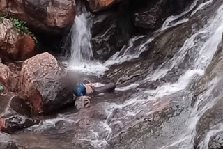 a man died after falling from waterfall in Raigarh