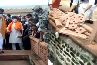 scindia supporters broken railings in ujjain