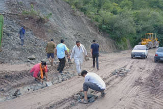 truck drivers face problem due to  potholes on nh 707