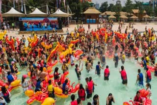 Wuhan water parks pack out with party goers