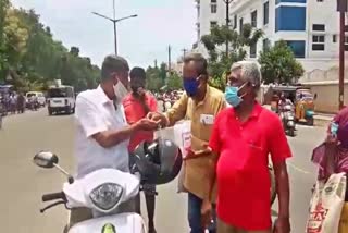 இனிப்பு வழங்கி கொண்டாடிய கம்யூனிஸ்ட் கட்சி!