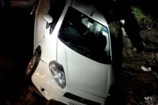 car fell into pit at preet vihar and driver saved his life in delhi