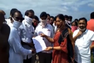 mahabubabad mp mlothu kavith visit floating areas in mulugu