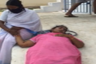 women conductor fell down with giddiness in kanigiri at prakasam district