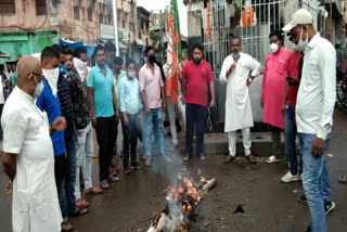 BJP burnt effigy of CM Hemant Soren in pakur, news of CM Hemant Soren, news of Jharkhand government, सीएम हेमंत सोरेन का बीजेपी ने जलाया पुतला, सीएम हेमंत सोरेन की खबरें, झारखंड सरकार की खबरें