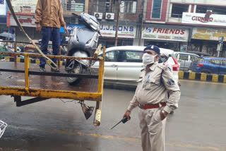 Traffic police action in congested areas of raipur