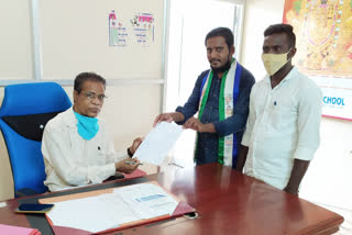 Ysrcp Student Wing Leader  Gives Request Letter To Medak Additional Collector