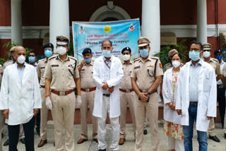 Hundreds of policemen arrived to donate plasma in LNJP hospital in delhi