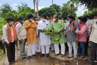 'వరదలతో నష్టపోయిన రైతులను ప్రభుత్వం తక్షణమే ఆదుకోవాలి'