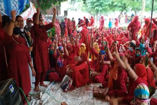 asha worker protest and handover the memorandum for their demand