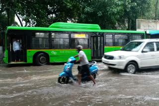 دہلی: موسلا دھار بارش سے عام زندگی مفلوج