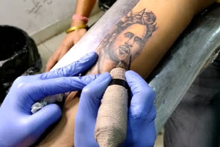 cricketer mahendra singh dhoni fan made dhoni tattoo in ranchi