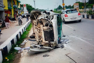 तेज रफ्तार कार डिवाइडर से टकराकर पलटी