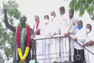 ஊரடங்கை மீறி பிறந்த நாள் கொண்டாட்டம்