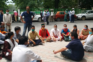 People of Kais Panchayat protest against Kullu administration