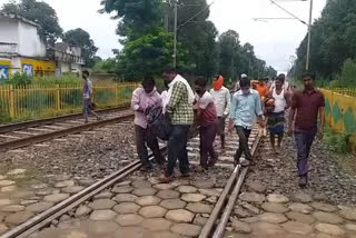 Girl commited suicide by coming in front of train