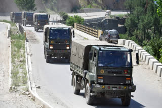 Road to Ladakh road from Manali to Leh Khardung La pass Troop movement லடாக்கில் புதிய சாலை இந்தியா சீனா மோதல் கல்வான் பள்ளத்தாக்கு மோதல் மணாலி முதல் லே வரை சாலை