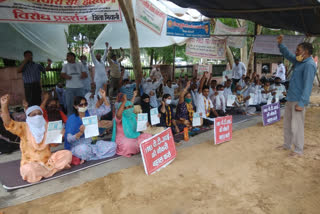 pti teacher protest with family in bhiwani mini secretariat