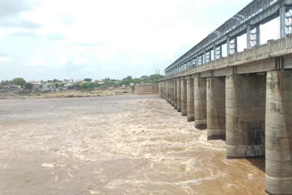 2.35 lakh cusec water flow  from maharashtra