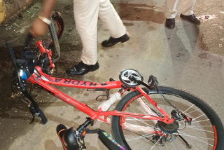 Taxi collide with bicycle in Raipur