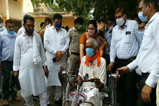 mp sunita duggal distributed accessories to physically disabled people in fatehabad