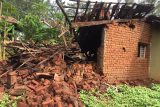 Officers not visit the house collapsed due to wind and rain