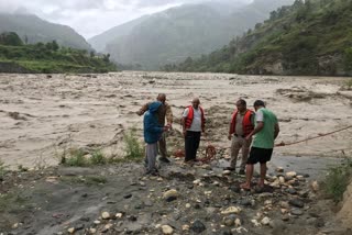 naugaon-police-rescues-two-youths-in-uttarkashi