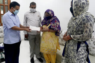 cm kejriwal hand over one crore rupees cheque to the family of martyr fire brigade Amit