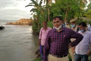 Etv Bharat news impact : DC visited erosion area at palashbari