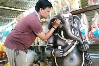 NRI's Helping the Maker of Ganesha Idol in Dharwad by Celebrating VIrtual Ganeshotsva