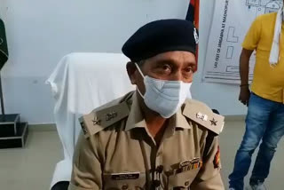 जानकारी देते पुलिस अधीक्षक राम बदन सिंह