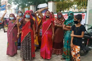 Jhunjhunu news, women Protested, liquor shop